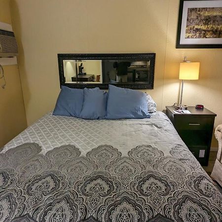 Colonial Inn Extended Stay By Oyo New Ulm Екстериор снимка
