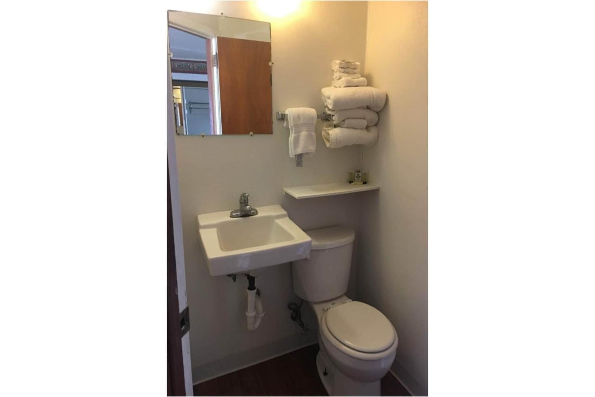 Colonial Inn Extended Stay By Oyo New Ulm Екстериор снимка